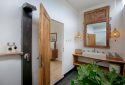 unik-bali-villa-gaia-bathroom-02-bingin-beach-uluwatu (2)