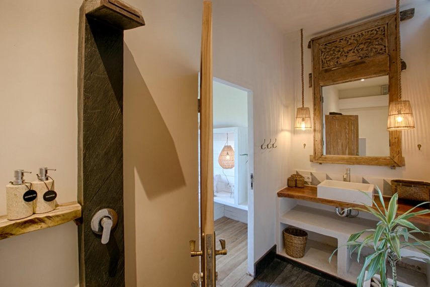 unik-bali-villa-gaia-bathroom-03-bingin-beach-uluwatu (3)