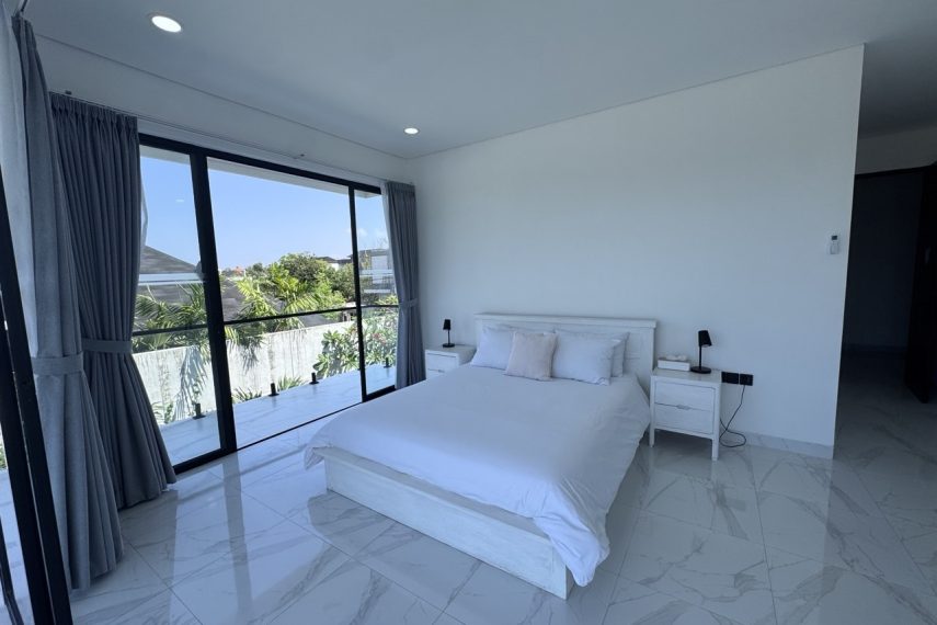 master_bedroom_02_bed_front_ORIGINAL