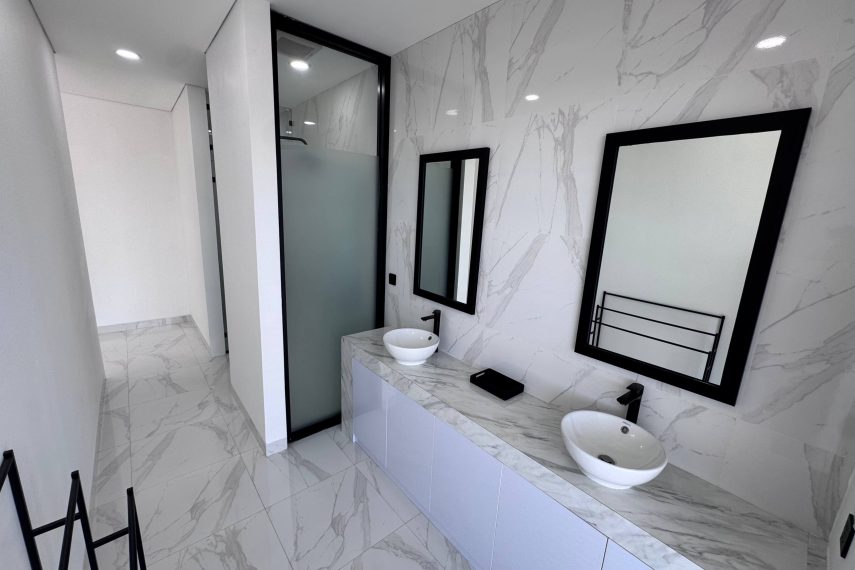 room2_04_bathroom_overview_ORIGINAL