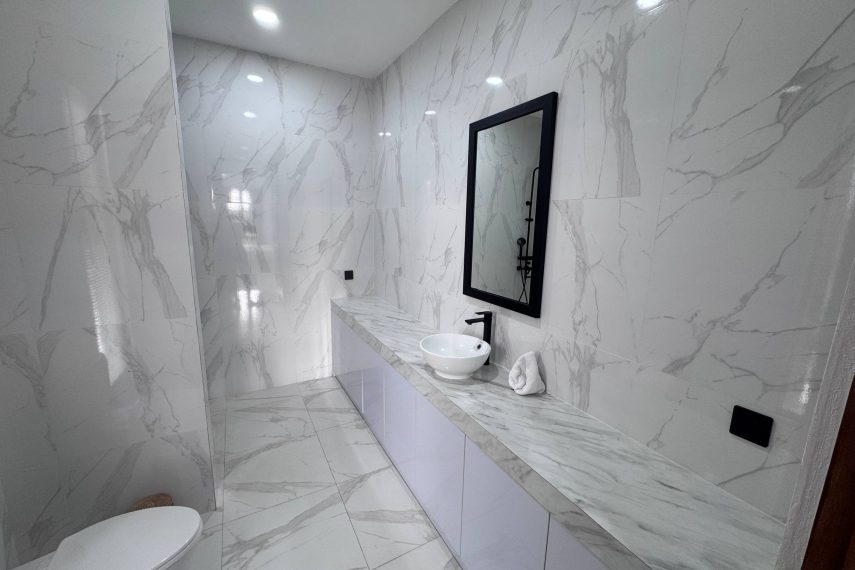 room3_twin_03_bathroom_ORIGINAL